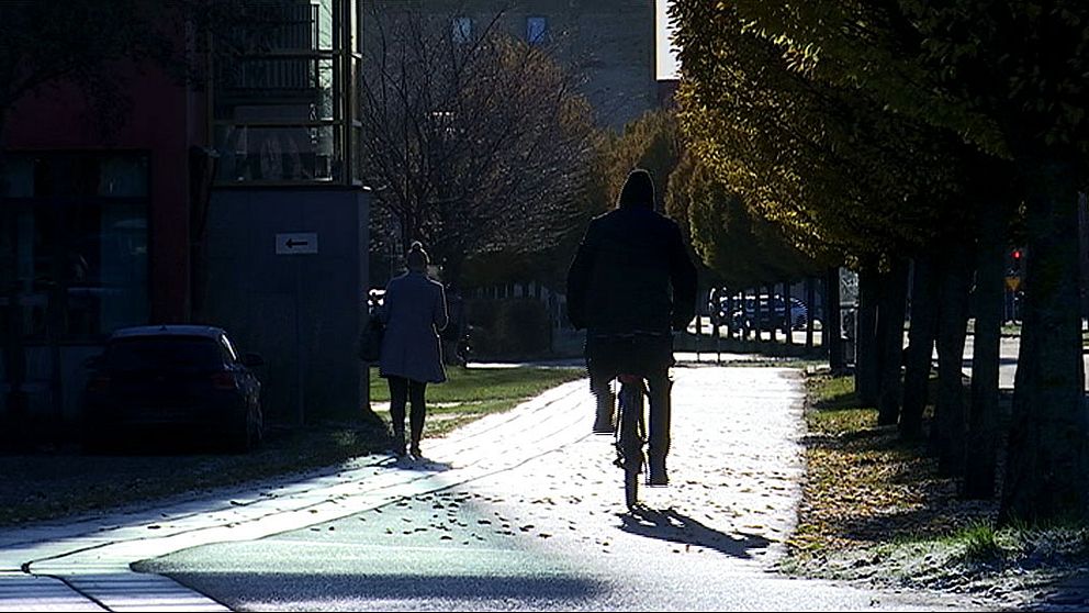 Cyklister trotsar kylan utanför högskolan i Västerås.