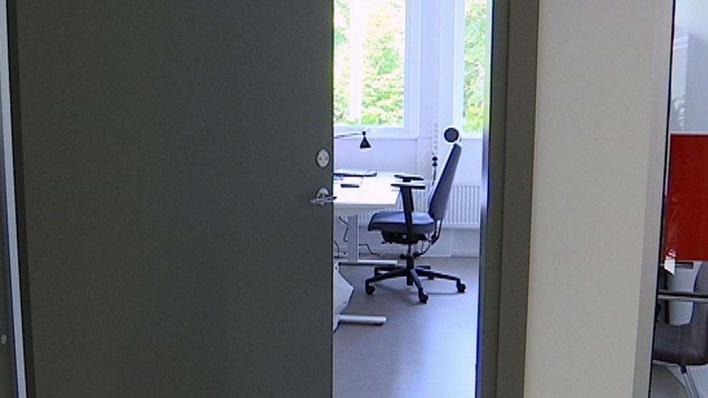 kontorsstol i ett tomt rum vid Fastighetsmäklarinspektionen