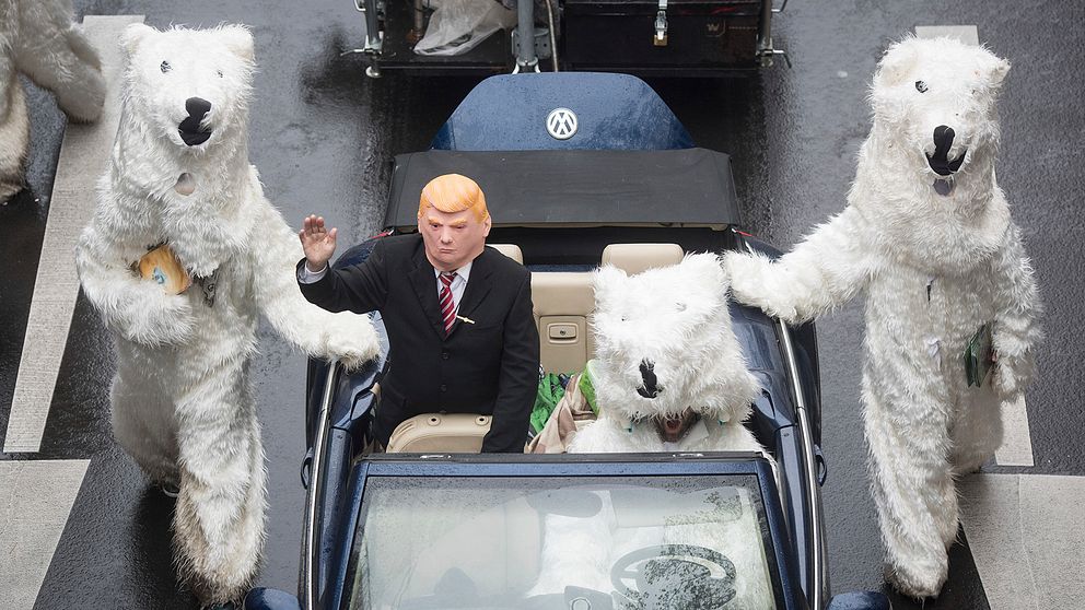 Demonstranter utklädda till president Donald Trump och isbjörnar protesterar mot den amerikanska klimatpolitiken i samband med klimatmötet i Bonn.