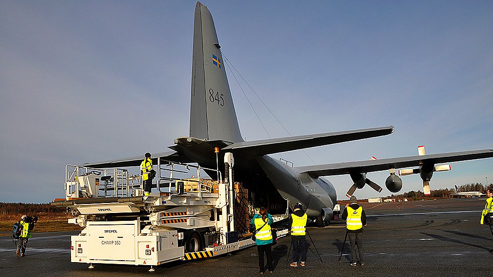 Personal från MSB i färd med att lasta planet som i måndags flög med utrustning från Örebro flygplats till Filippinerna.