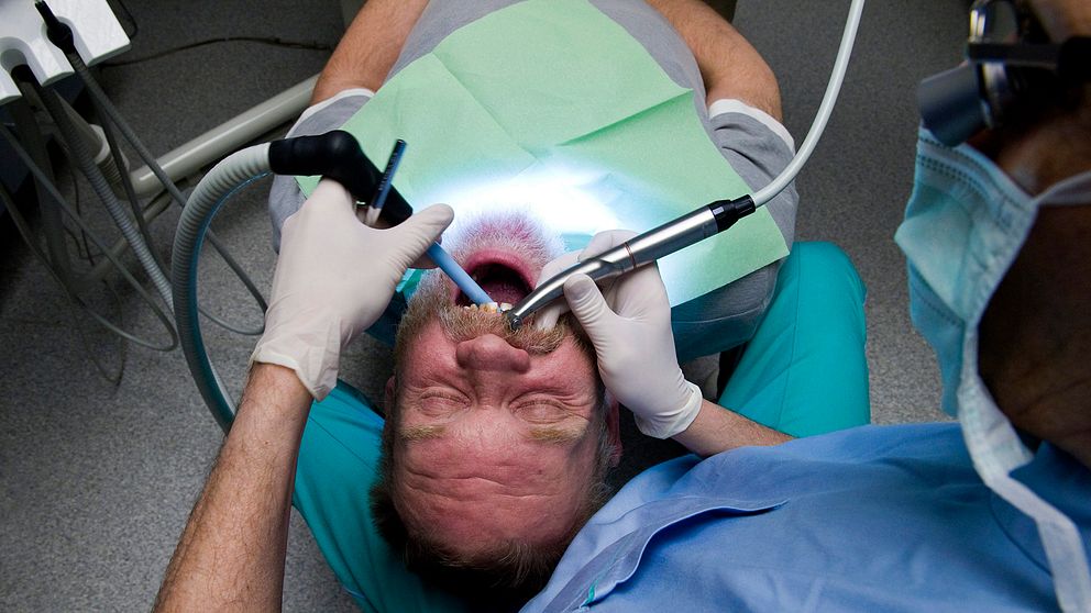 En patient undersöks av en tandläkare. Arkivbild.