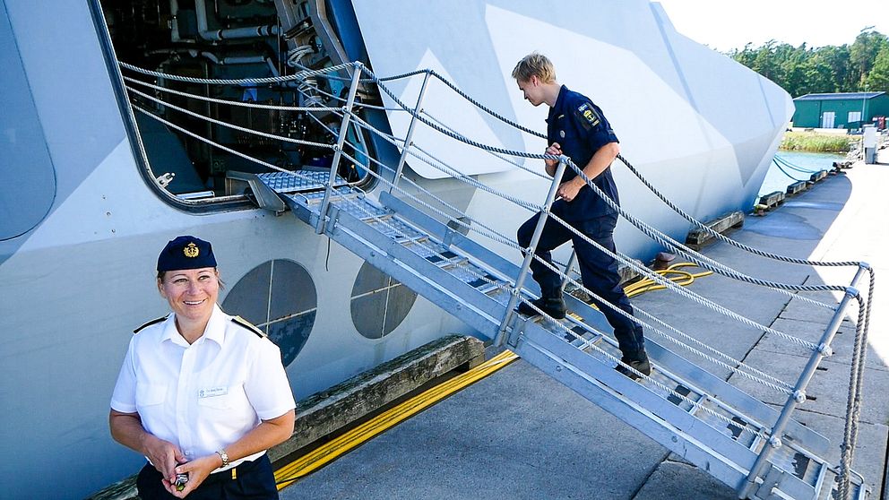 Flottiljamiral Ewa Skoog Haslum vid korvetten HMS Helsingborg.