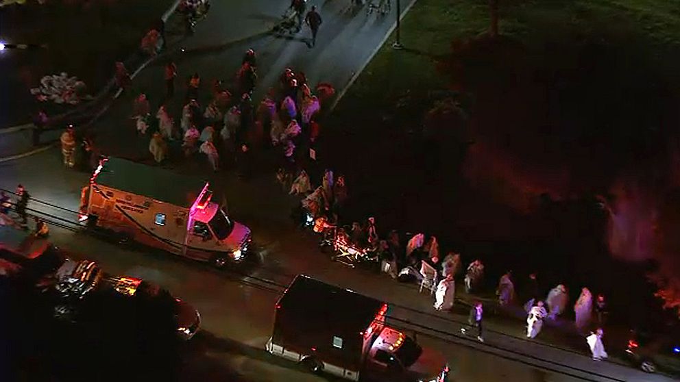 Flera ambulanser och en ansamling av personer på gata i Pennsylvania, USA.