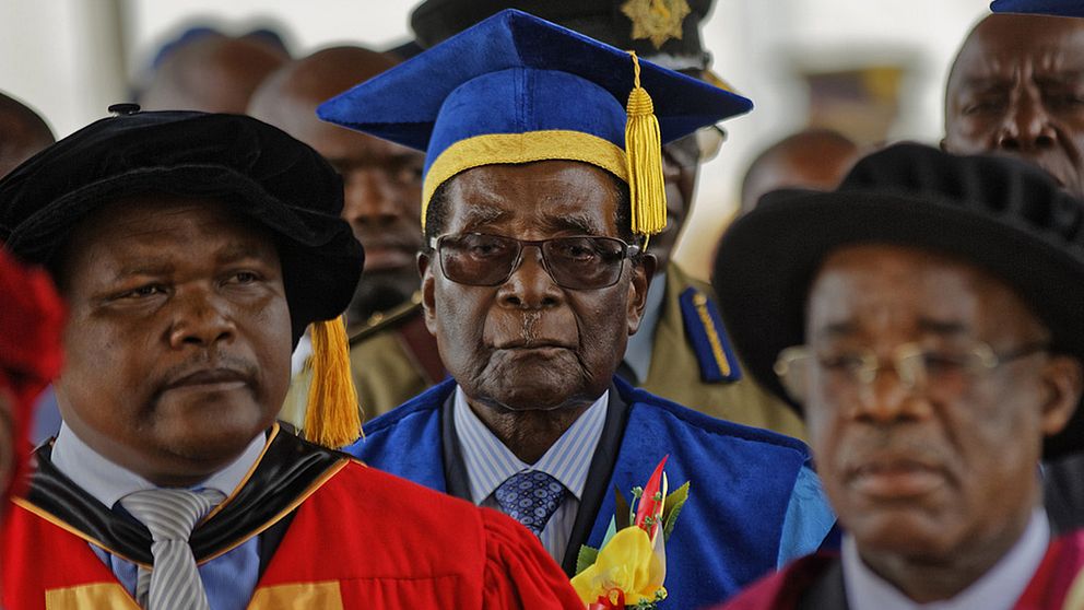 President Mugabe framträder på universitetet i Harare för första gången offentligt sedan husarresten.