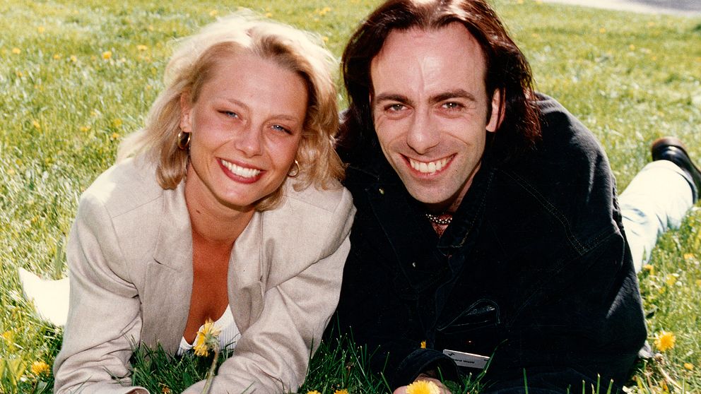 Helena Bergström och Rikard Wolff på gräset.
