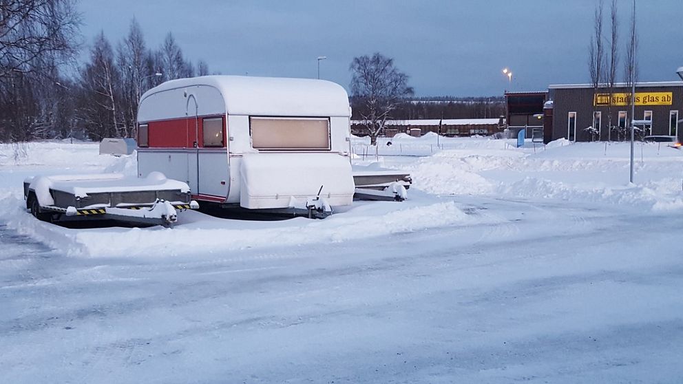 När jag åkte från Boden I fredags, så fanns här några centimeter snö. När vi kom hem i dag så var det cirka 3-4 dm snö. I Boden, Norrbotten.