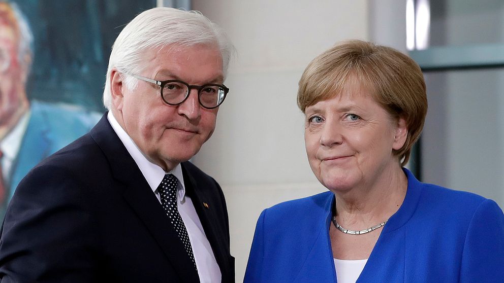 President Frank-Walter Steinmeier och förbundskansler Angela Merkel försöker få Socialdemokraterna att delta i en koalitionsregering.