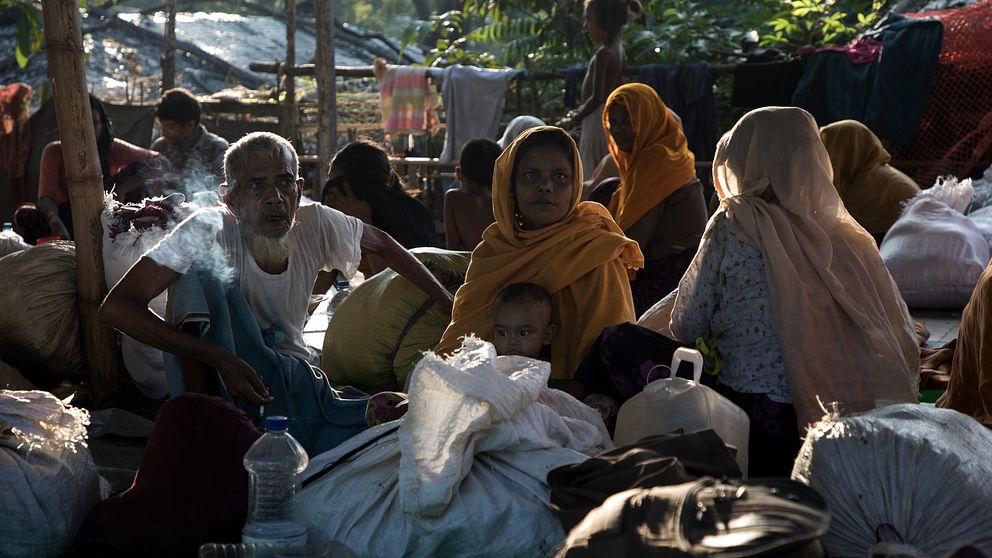 Flera familjer i flyktingläger i Bangladesh vittnar om övergrepp.
