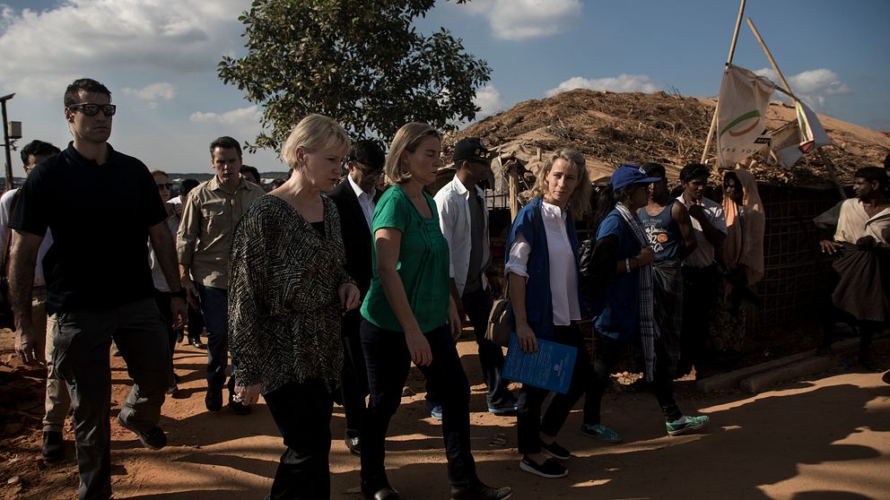Margot Wallström besöker ett Rohingyaflyktingarna i Cox´s Bazar tillsammans med EU:s utrikeschef Federica Mogherini.
