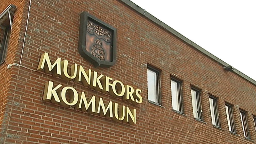 En vägg med texten ”Munkfors kommun” på.