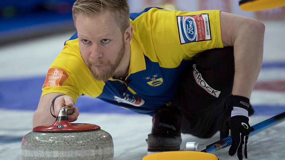 Niklas Edin med fokuserad blick och en curlingsten i handen