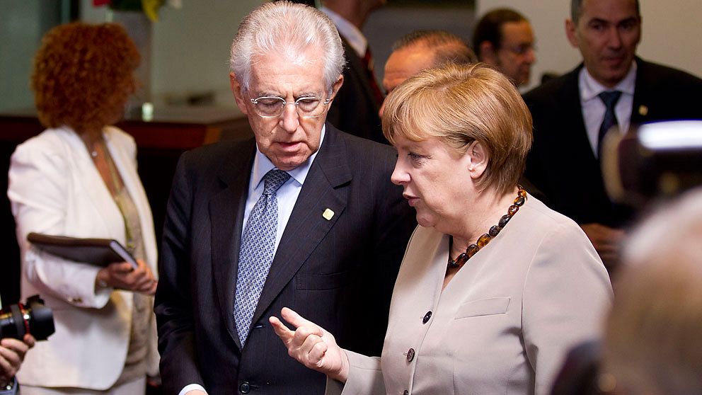 Italiens premiärminister Mario Monti och Tysklands förbundskansler Angela Merkel vid toppmötet i Bryssel.