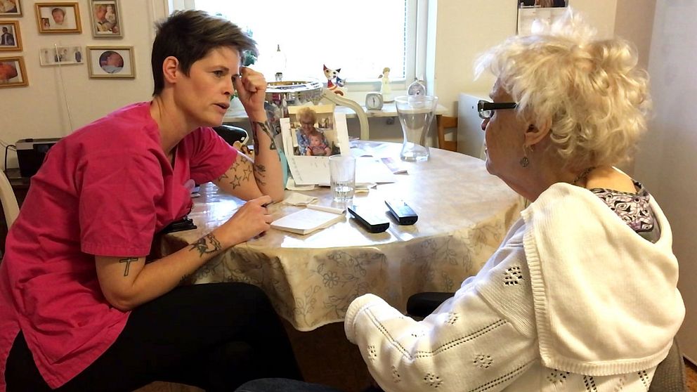 hemtjänsten på besök hos äldre kvinna, Märtha Bengtsson