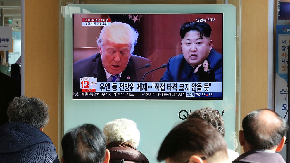 Sydkoreansk tv visar bilder på USA:s president Donald Trump och Nordkoreas ledare Kim Jong-un på tisdagen.