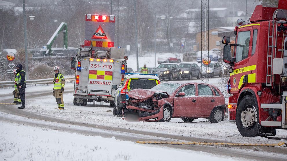 Två bilar har frontalkrockat i Ytterby, Kungälv.