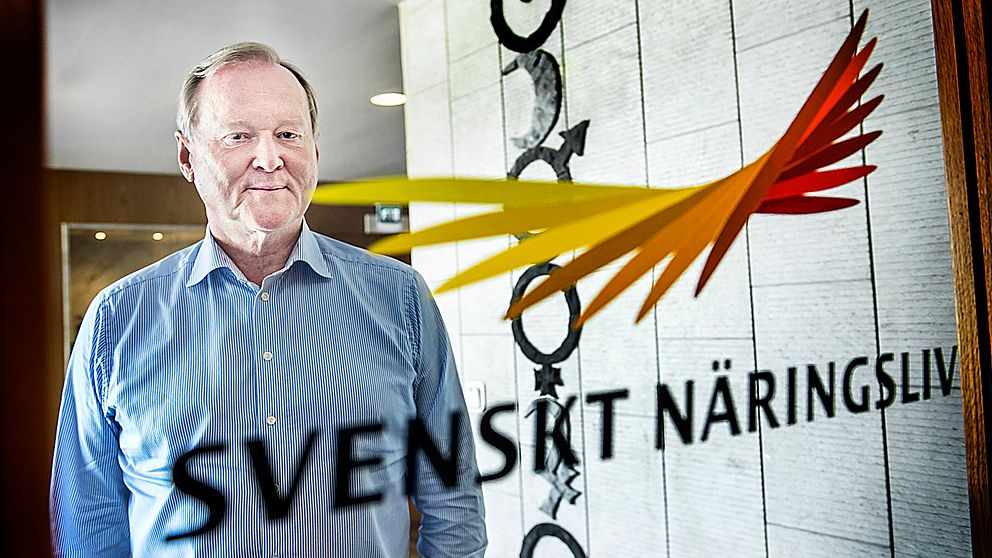 Leif Östling står vid en dörr med Svenskt näringslivs logotype.