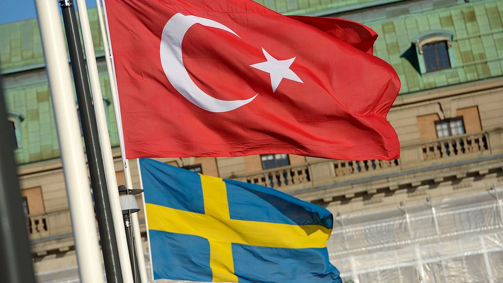 En turkisk och en svensk flagga i Stockholm.