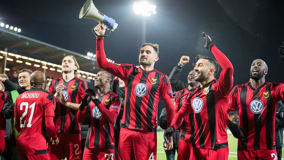 ÖFK-spelare med Sotirios Papagiannopoulus i spetsen tackar fansen