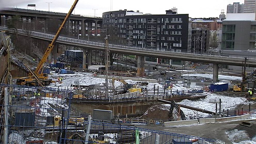 Här i Hammarby sjöstad vid Mårtensdal byggs Gullmarsplans nya tunnelbaneuppgång