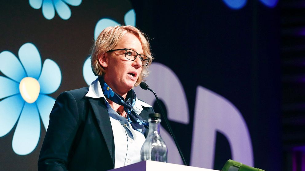 Carina Herrstedt, ordförande för Sverigedemokraternas kvinnoförbund (SD-kvinnor), talar under Sverigesdemokraternas landsdagar i Norrköping.
