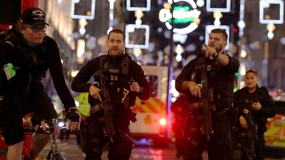 Tungt beväpnad polis vid stationen Oxford Circus i London.