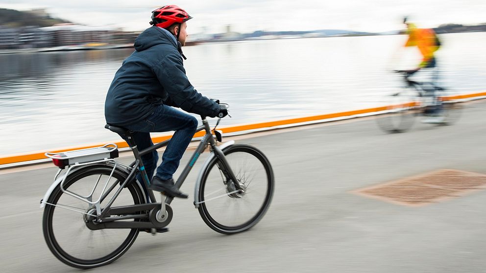 En man cyklar på en elcykel.