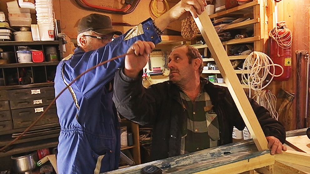 Anders Wiss, som sköter Torsby småbåtsvarv, hjälper till att bygga båten