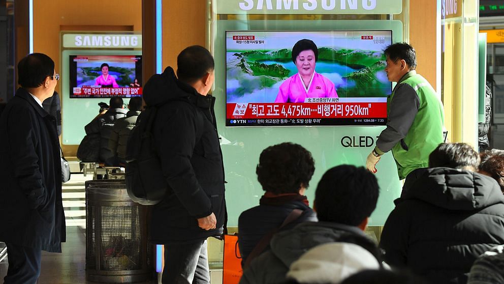 Människor ser en nordkoreansk tv-sändning kring uppskjutandet på en skärm i Sydkoreas huvudstad Seoul