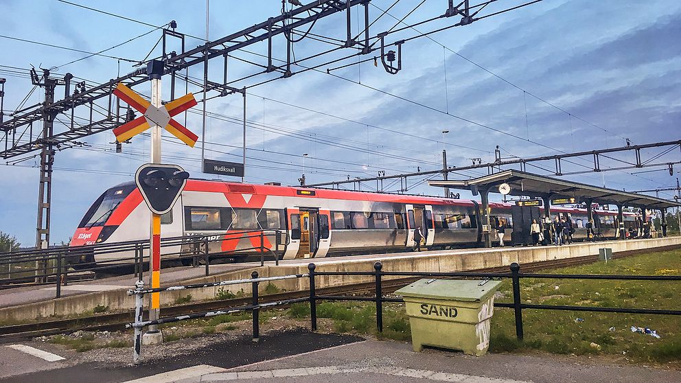 X-tåg står vid perrongen på stationen i Hudiksvall.