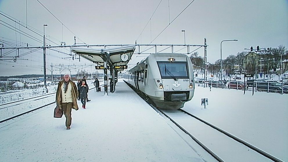 SJ-tåg står vid perrongen på stationen i Hudiksvall.