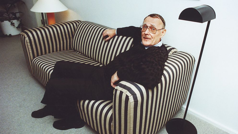 Ingvar Kamprad på en bild från 23 november 1974, där han sitter i en Klippan-soffa från Ikea.