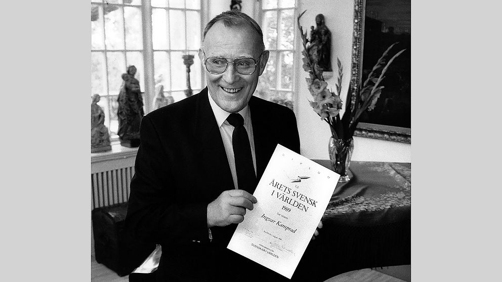Den 14 augusti 1989 blev Ingvar Kamprad utsedd till ”Årets svensk i världen” av föreningen Svenskar i Världen. Här visar han upp sitt diplom.