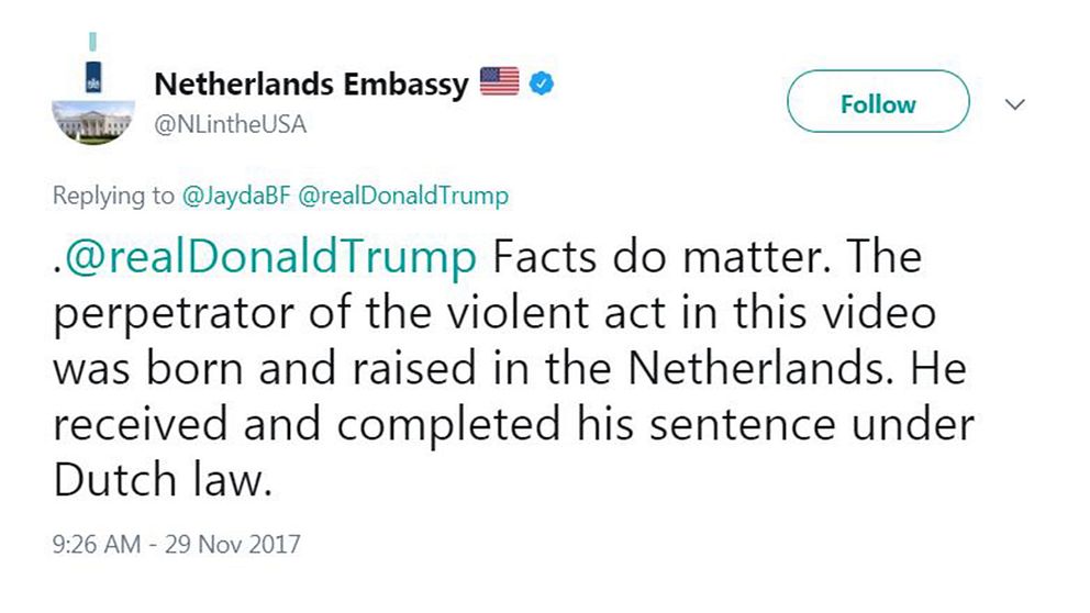 Tweet från Nederländernas ambassad i USA där de påpekar att den pojke som Jayda Fransen beskrev som en ”muslimsk invandrare” är född och uppvuxen i Nederländerna.