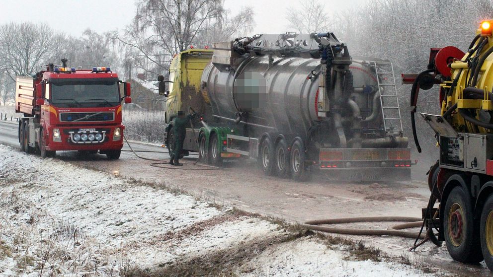 Här pågår saneringsarbetet av den tankbil som sprutat ut slaktavfall på förbipasserande bilar i Falköping.