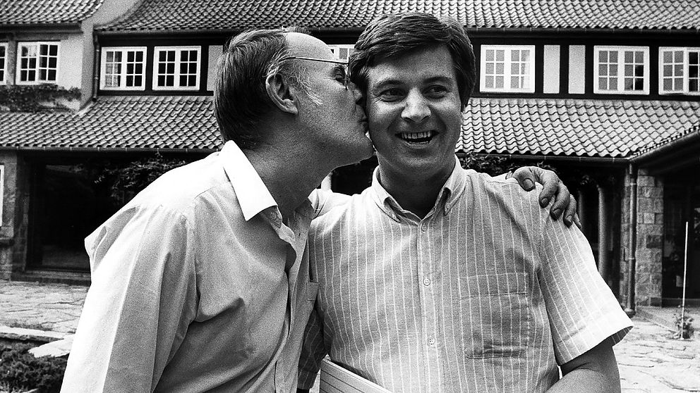 Ingvar Kamprad ger Anders Moberg en puss på kinden den 16 september 1985.