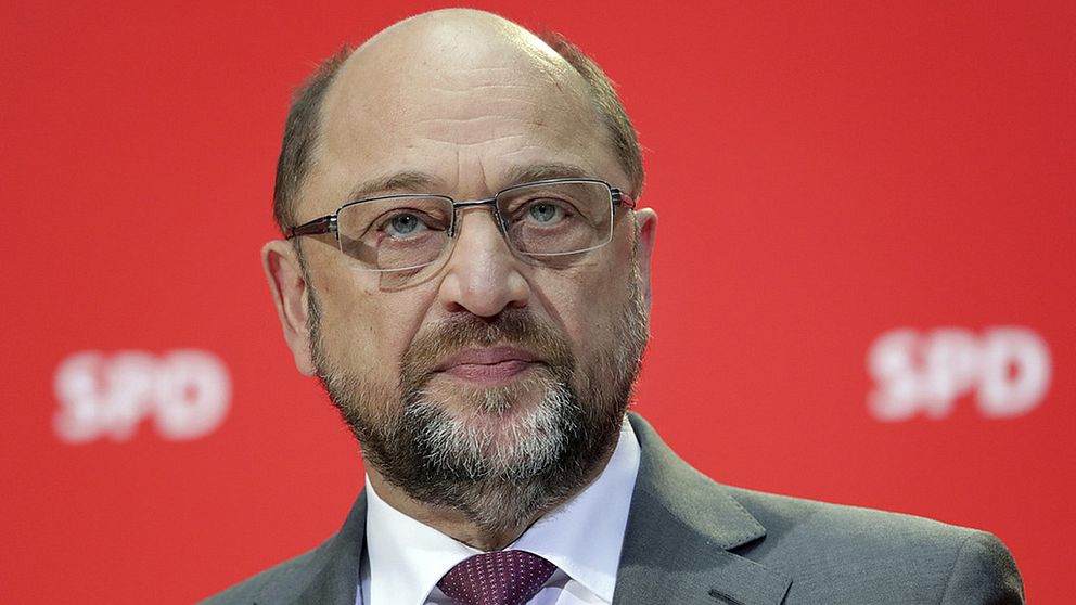 Trycket ökar på den socialdemokratiske partiledaren Martin Schulz att ingå i en koalitionsregering med Angela Merkels CDU.