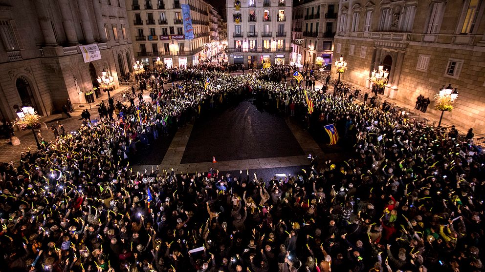 Demonstranter med gula ljus i Barcelona i form av ett band till stöd för de fängslade katalanska politikerna. Arkivbild.