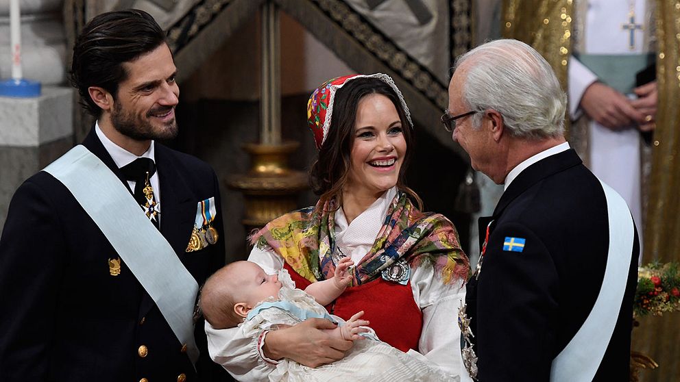 Bilden visar Prins Carl Philip, prinsessan Sofia och kung Carl Gustaf vid prins Gabriels dop i Drottningholms slottskyrka.