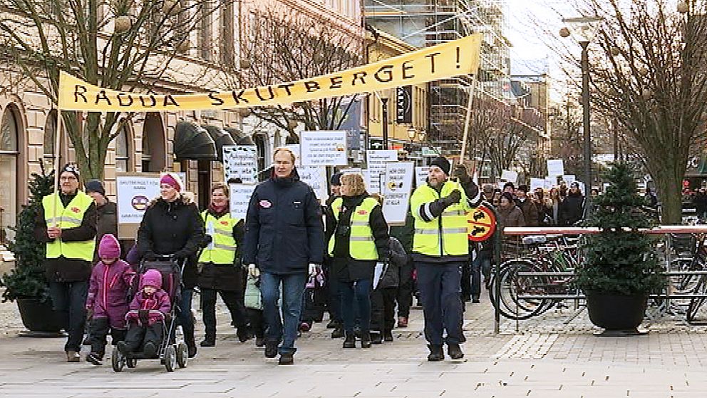 Här tågar demonstranterna in på Stora Torget