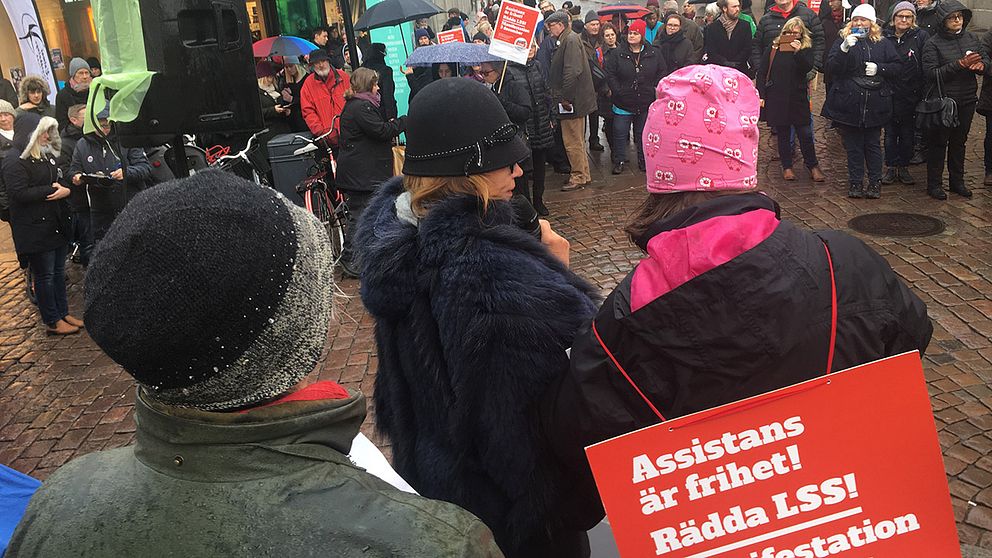 Ett hundratal personer manifesterade under parollen ”Rädda LSS” i centrala Kalmar.