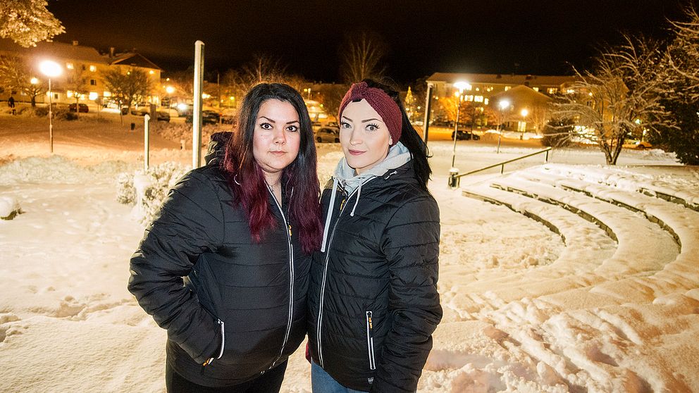 Patricia Karlsson Soler och Elisabeth Ytell på den plats i Iggesund där de ordnade minnescermonin efter mördade Tova Moberg i maj i år.