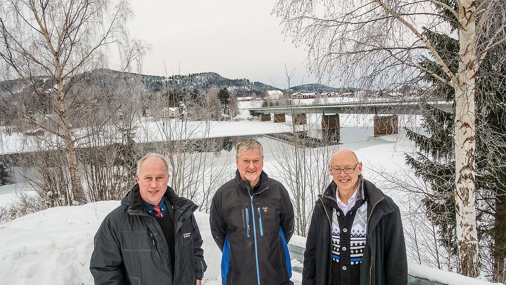 Bron över Ljusnan i Järvsö skulle försvinna under vatten vid ett dammbrott längre uppströms. Landshövding Per Bill, Olle Björk från räddningstjänsten i Ljusdal och övningsledare Per-Åke Svensson ska därför tillsammans med 500 personer öva inför en katastrof.