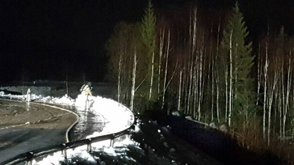 Bild på olyckan, lastbilen ligger i diket.