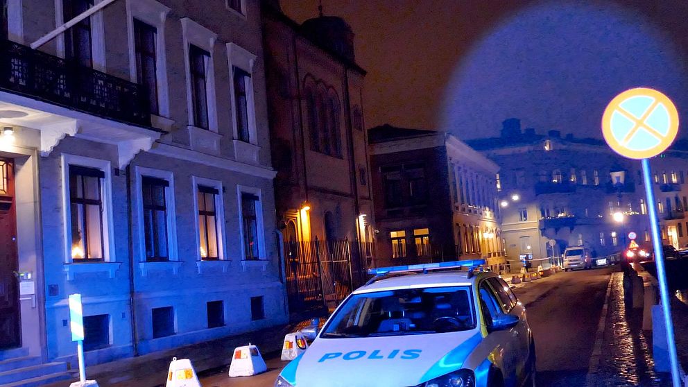Polisavspärrning framför synagogan i Göteborg.