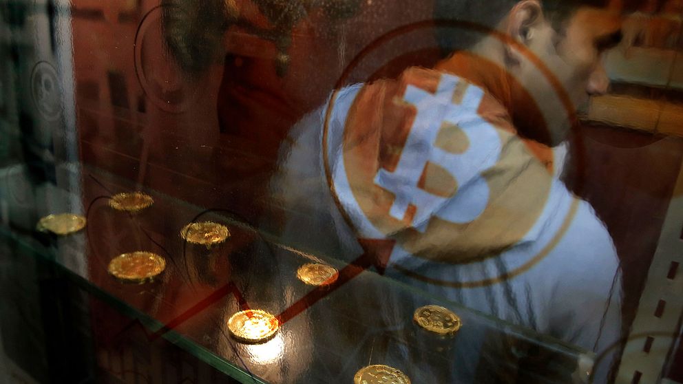 Man vid uttagsautomat för Bitcoin.