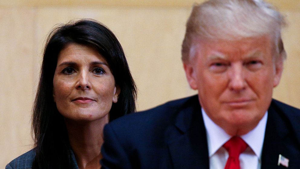 Nikki Haley står bakom Donald Trump.