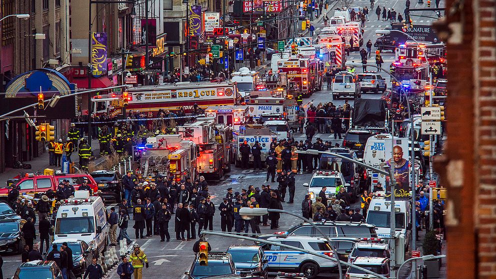 Massvis med folk på gatan efter explosionen i New York