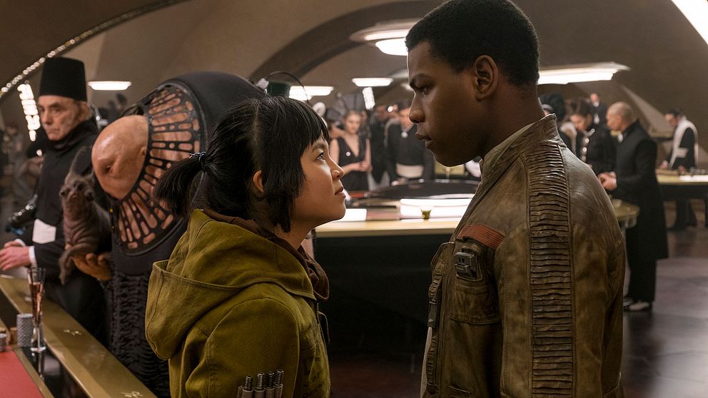 Skådespelarna Kelly Marie Tran och John Boyega i Star Wars: The Last Jedi. Till vänster i bild synd en något förklädd Gary Fisher.