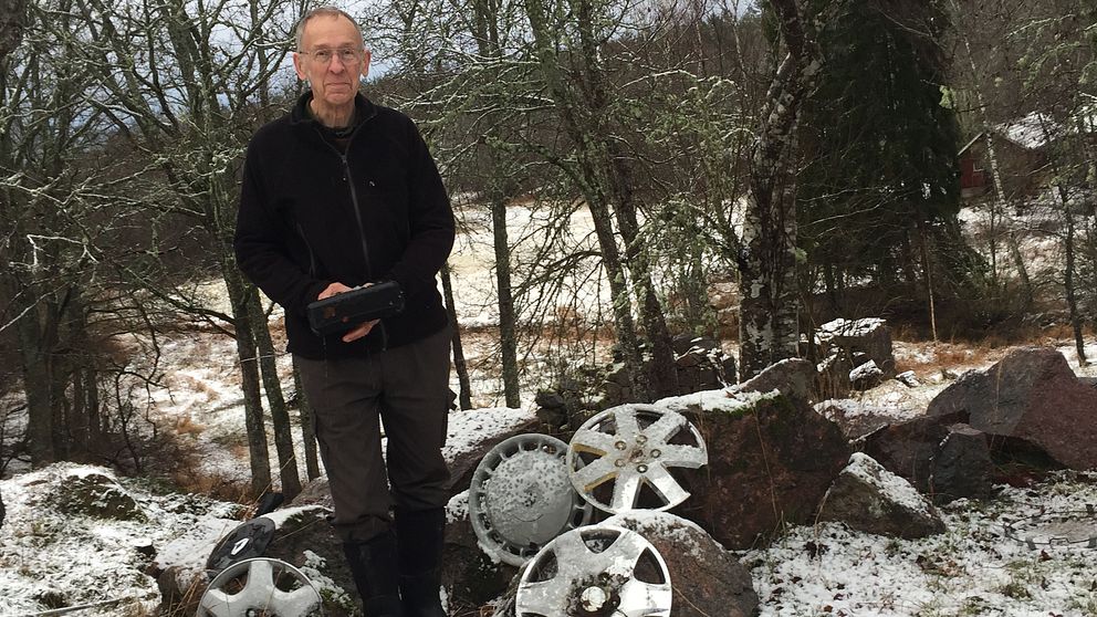 Göran Grönhammar diger samling navkapslar vid den kurva där ett 30-tal bilar genom åren har kört av vägen.