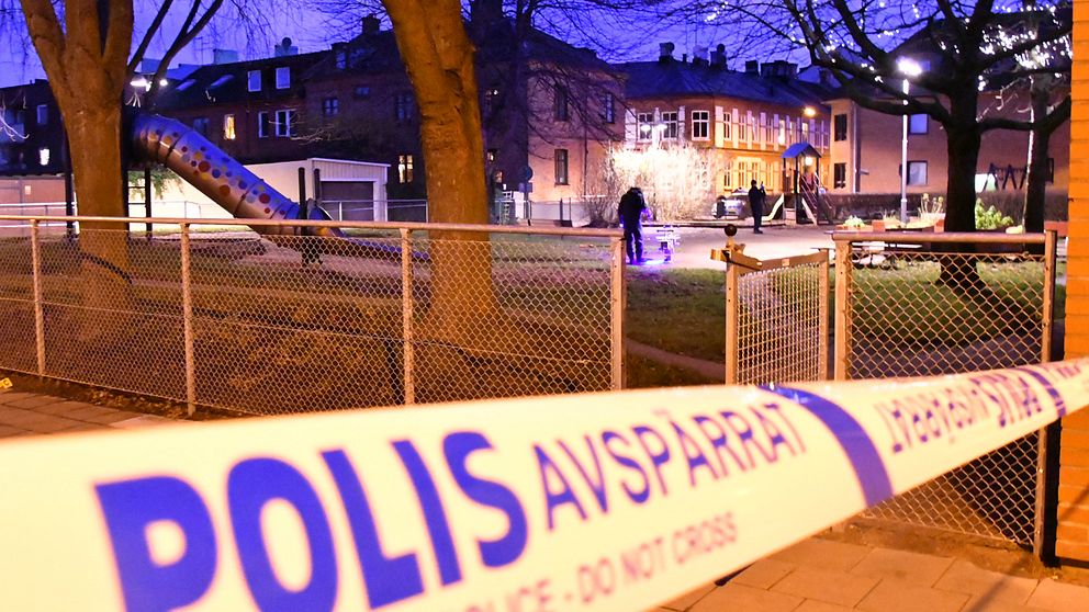 Polisens kriminaltekniker undersöker den misstänkta brottsplatsen vid en lekplats i Sofielund.